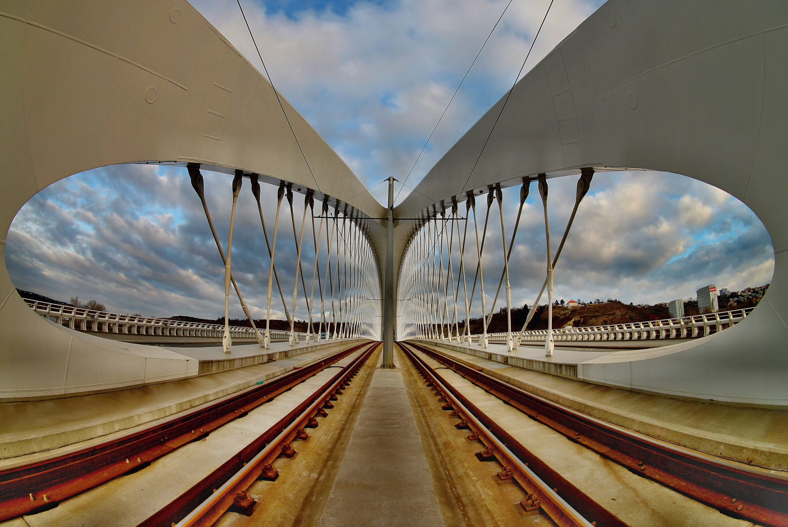 Jiný pohled na Trojský most
