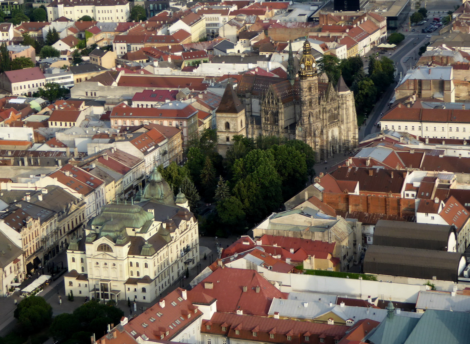 Pohľad na Hlavnú ulicu v Košicach z teplovzdušného balóna