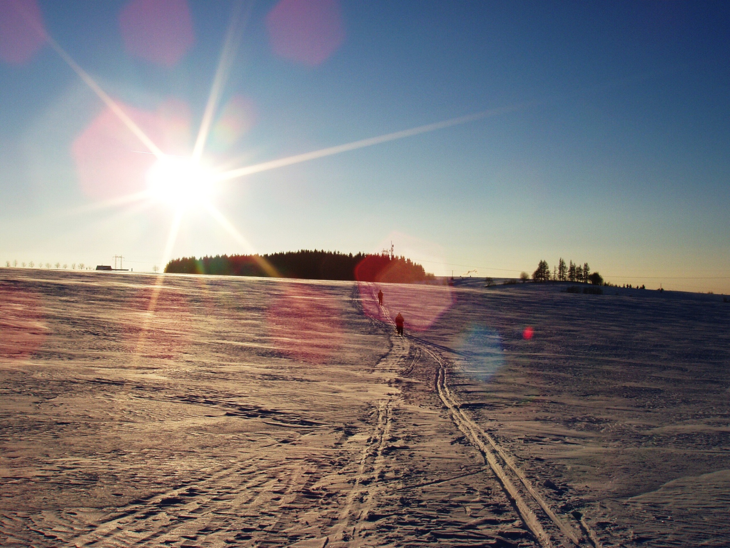 Západ slunce s lyžařem