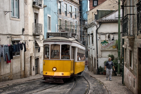 Žlutá tramvaj v Lisabonu