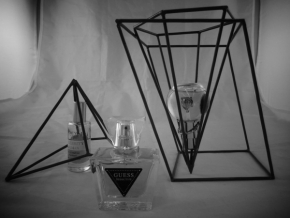 Zátiší - parfém a predmety