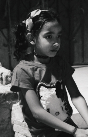 Černobílý portrét - Arabská dívka