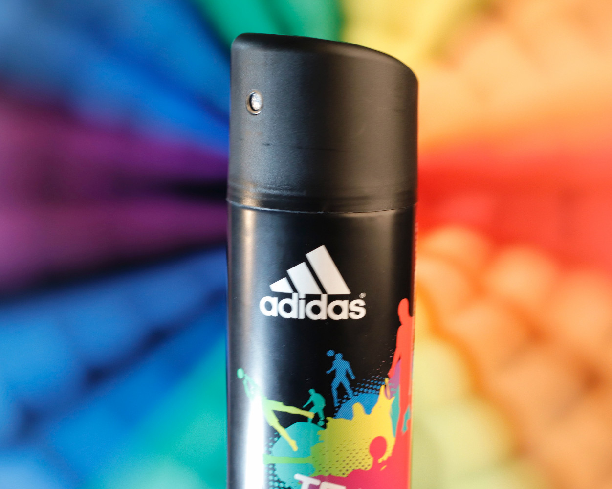 Sprej Adidas Special Edition plný barev