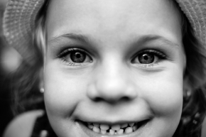 Černobílý portrét - úsměv a oči