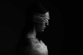 Černobílý portrét - Fotograf roku - Kreativita - V.kolo - V zajetí