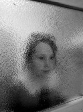 Černobílý portrét - Dívka za sklem