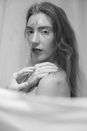 Černobílý portrét - Žena v koupelně