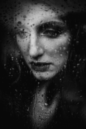 Černobílý portrét - Dáma za oknem