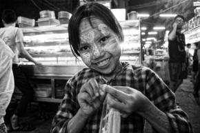 Černobílý portrét - Carefree Burmese childhood
