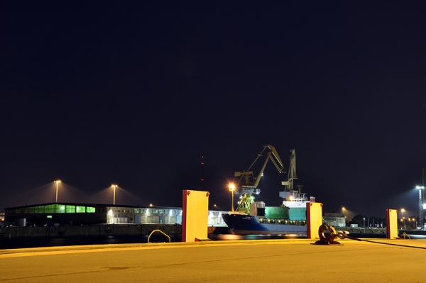 V noci v přístavu