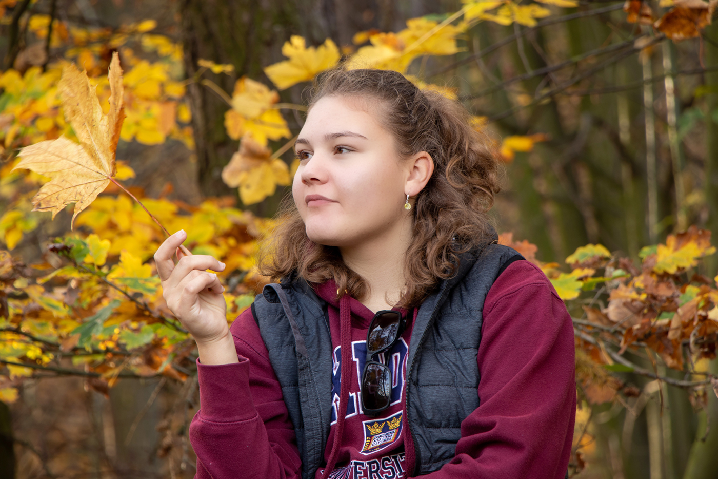 Dcera přemýšlející  nad listím
