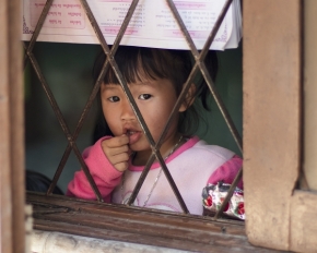 Pohled z okna - Thajská holčička 