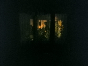 Pohled z okna - Tma v domě mé matky