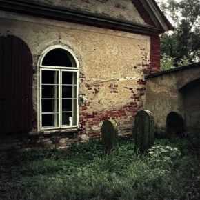 Luděk Zrůstek - Pod hřbitovním oknem