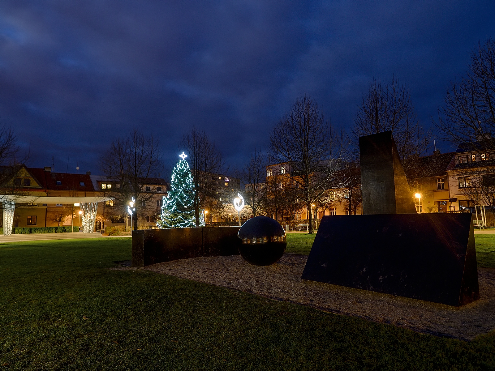 Vánoční stromek na Habrmannově náměstí v Plzni 2. pohled