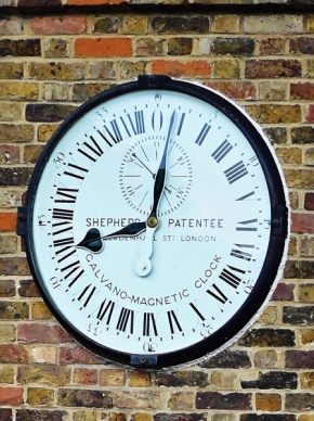 Hodiny, stroje času - Greenwich ...