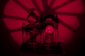 Hodiny, stroje času - Čas světla