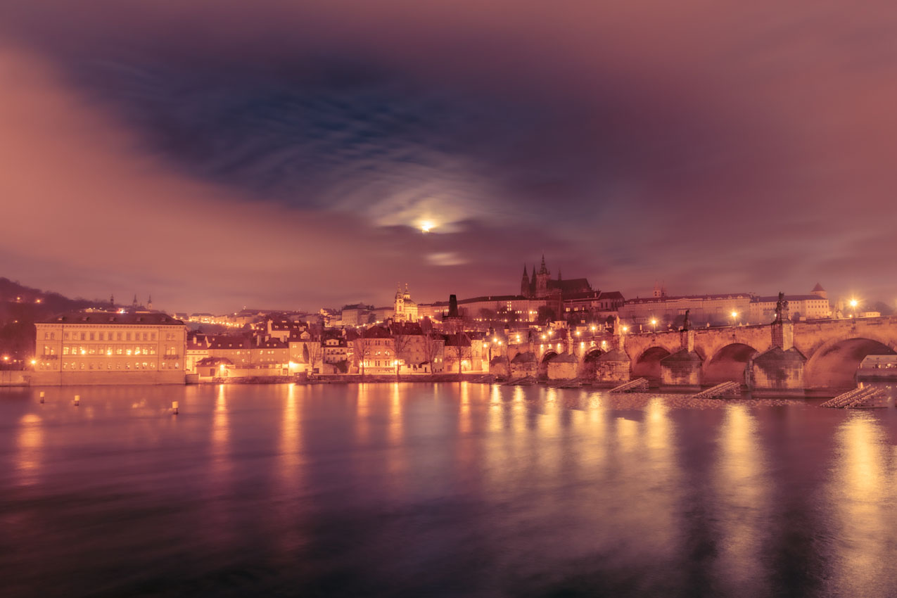 Pražský hrad a měsíční noc