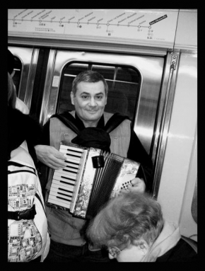 Portrét opravdového člověka - Musicien a Paris dans le metro...