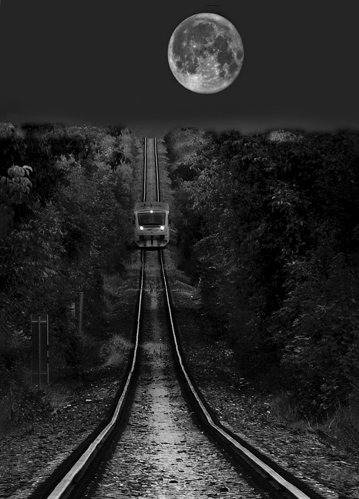 Vlak ze stanice Luna