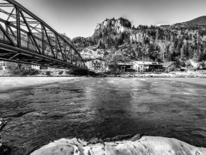 Černobílý příběh - řeka v Alpách