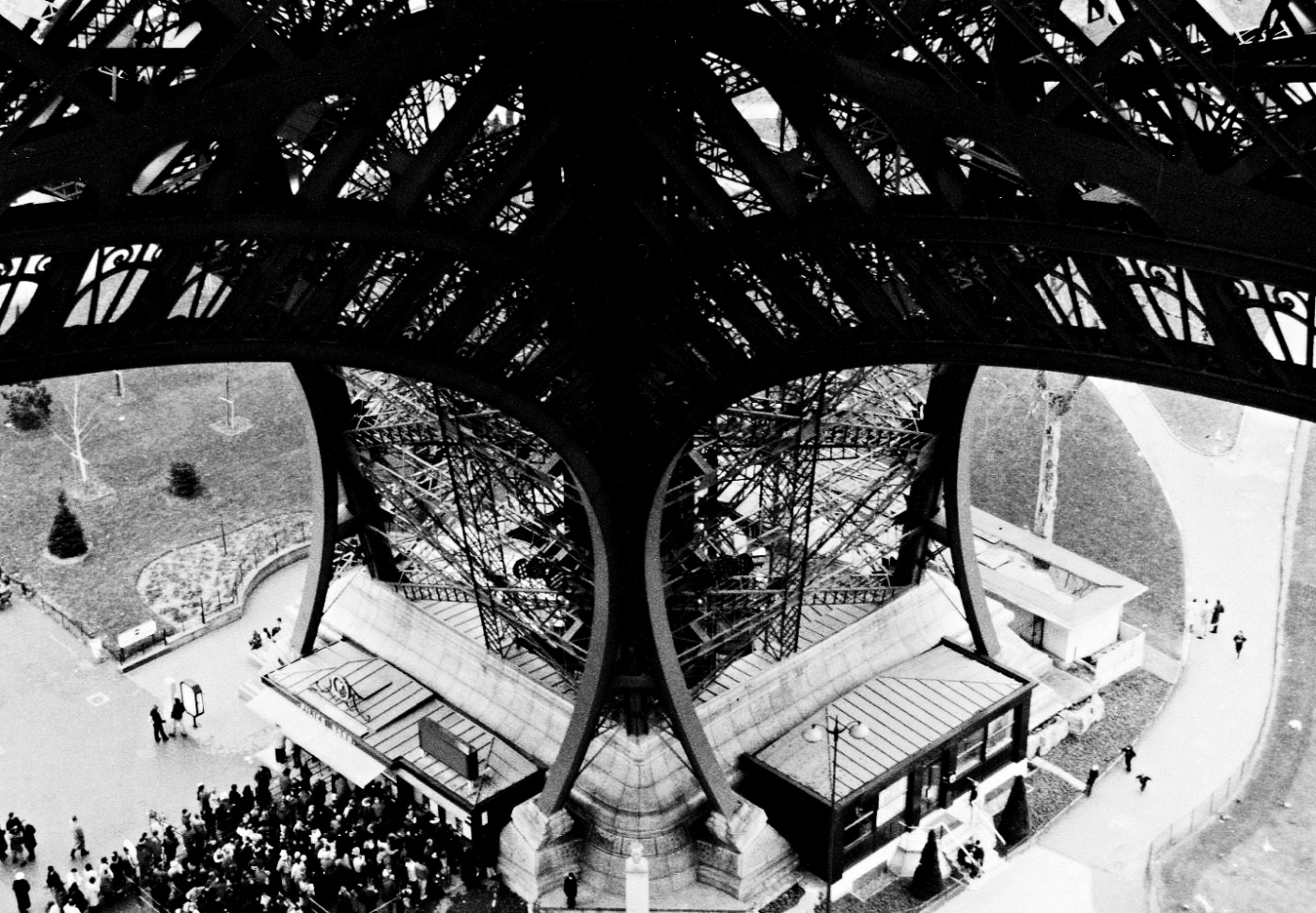 Eiffelova věž ...pohled dolů