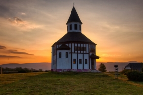 Kaple, kostely, křížové cesty - svítání