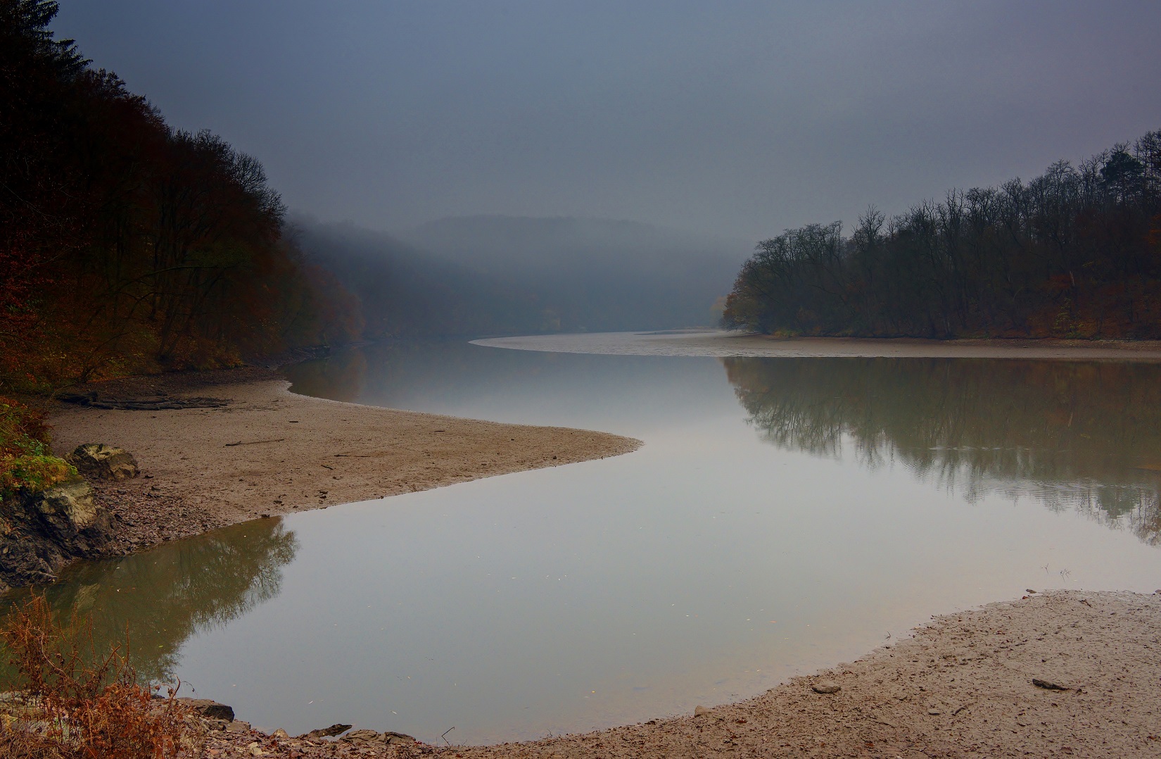 Mlhavé ráno u Brněnské přehrady