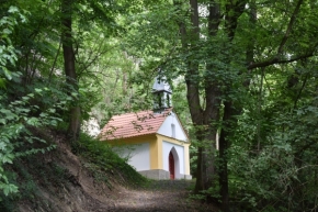 Kaple, kostely, křížové cesty - kaplička v Břežanech