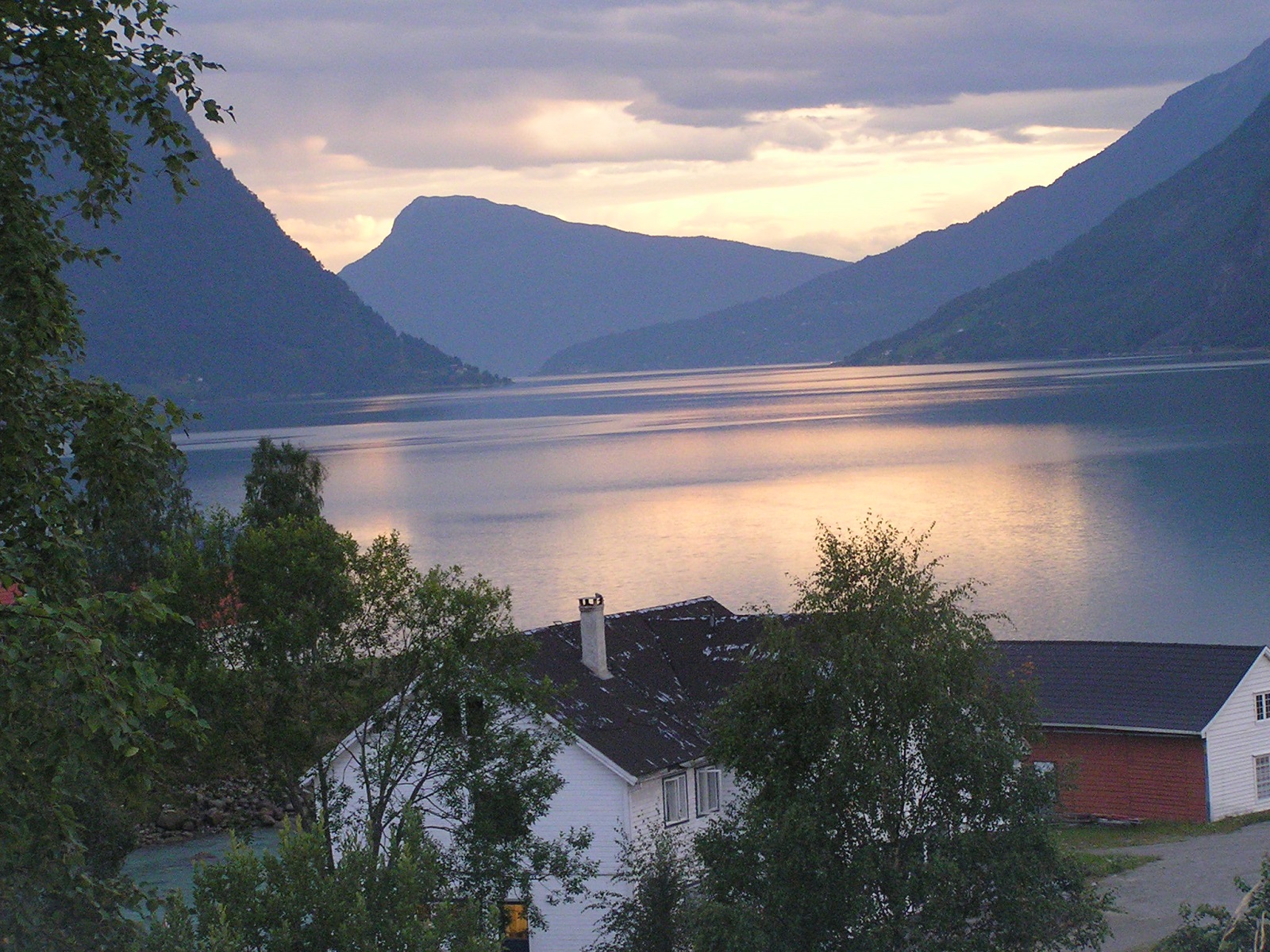 západ slunce nad fjordem