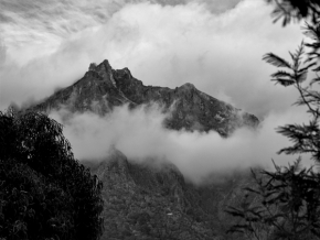 Černobílá - Mlha v horách