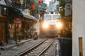 Street - Hanoj-průjezd vlaku městem