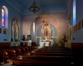 Kaple, kostely, křížové cesty - vesnický malebný kostelík