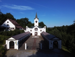 Kaple, kostely, křížové cesty - Poutní kostel P. Marie Pomocné