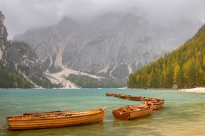 Příroda - Lago di Braies s lodičkami 