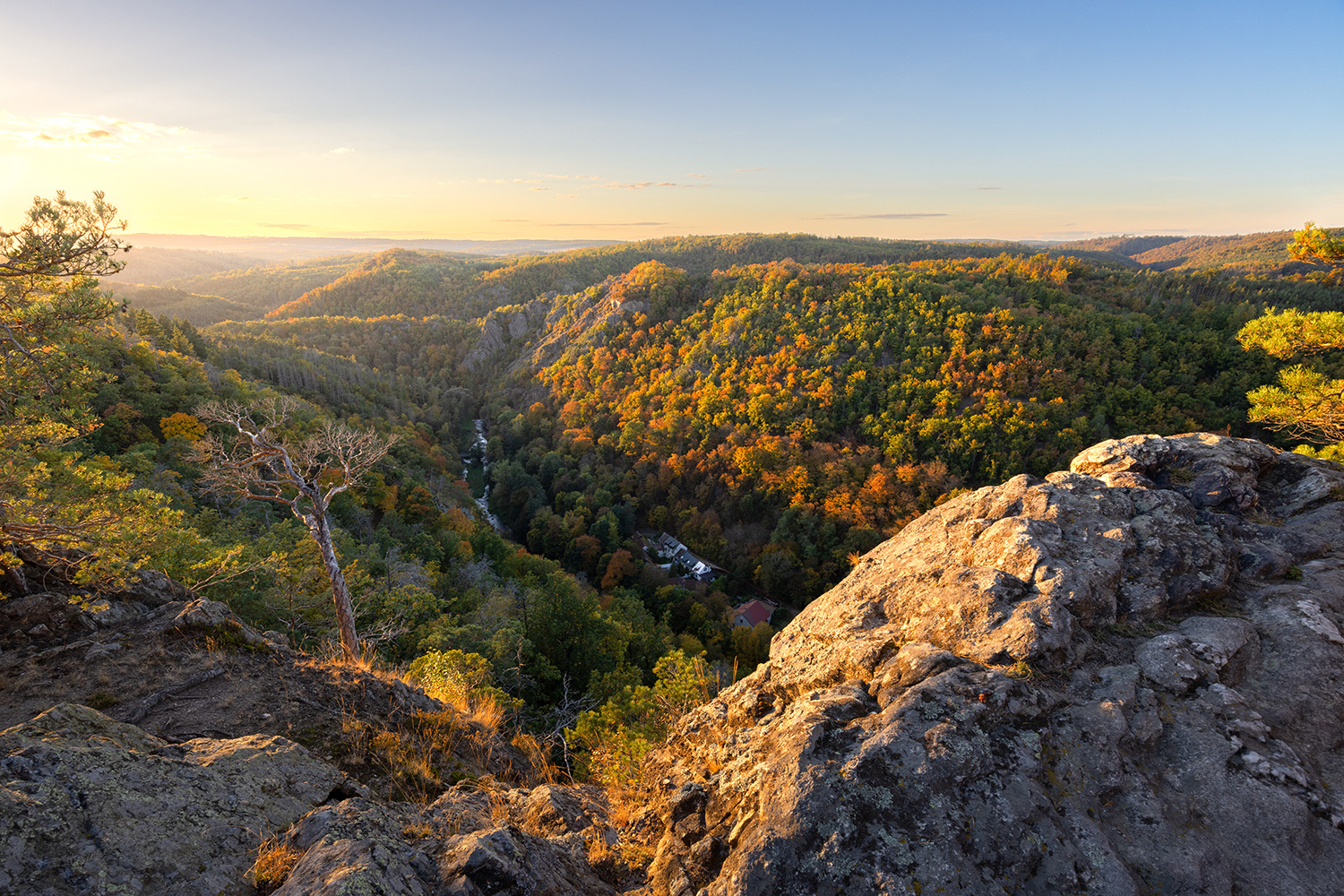 údolí řeky Oslavy a podzimní západ slunce
