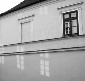Černobílá - Kolik oken
