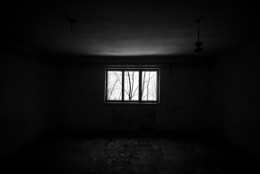 Černobílá - ... okno v opuštěném domě