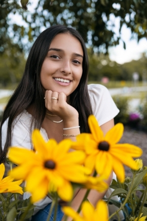 Barbora Konečná - Hannah a žluté květiny