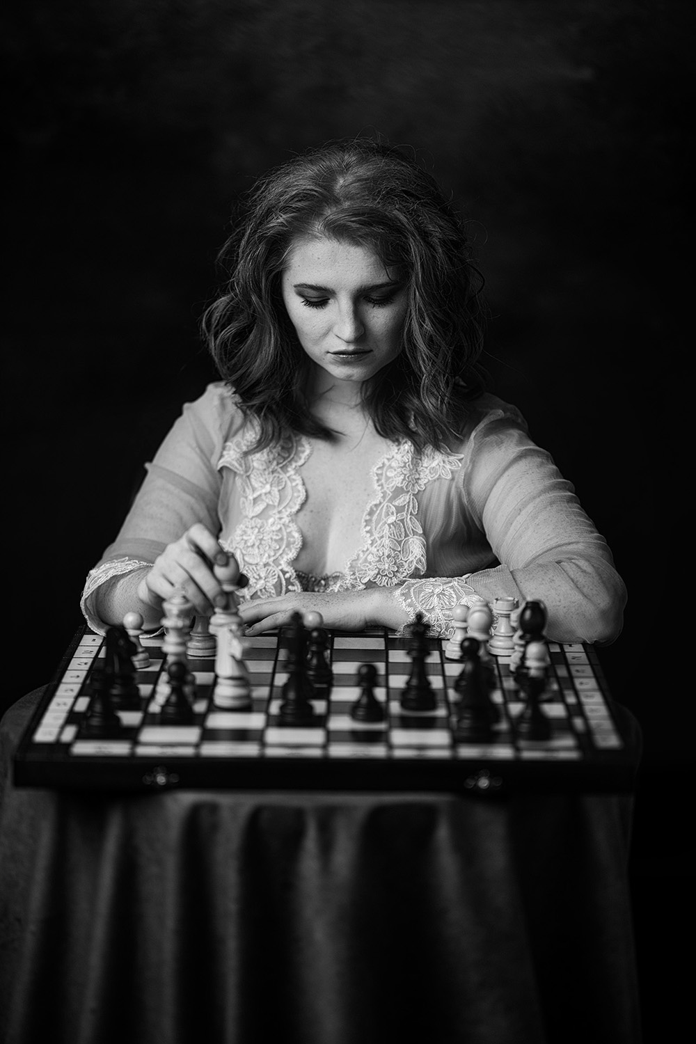 Dívka nad šachovnicí