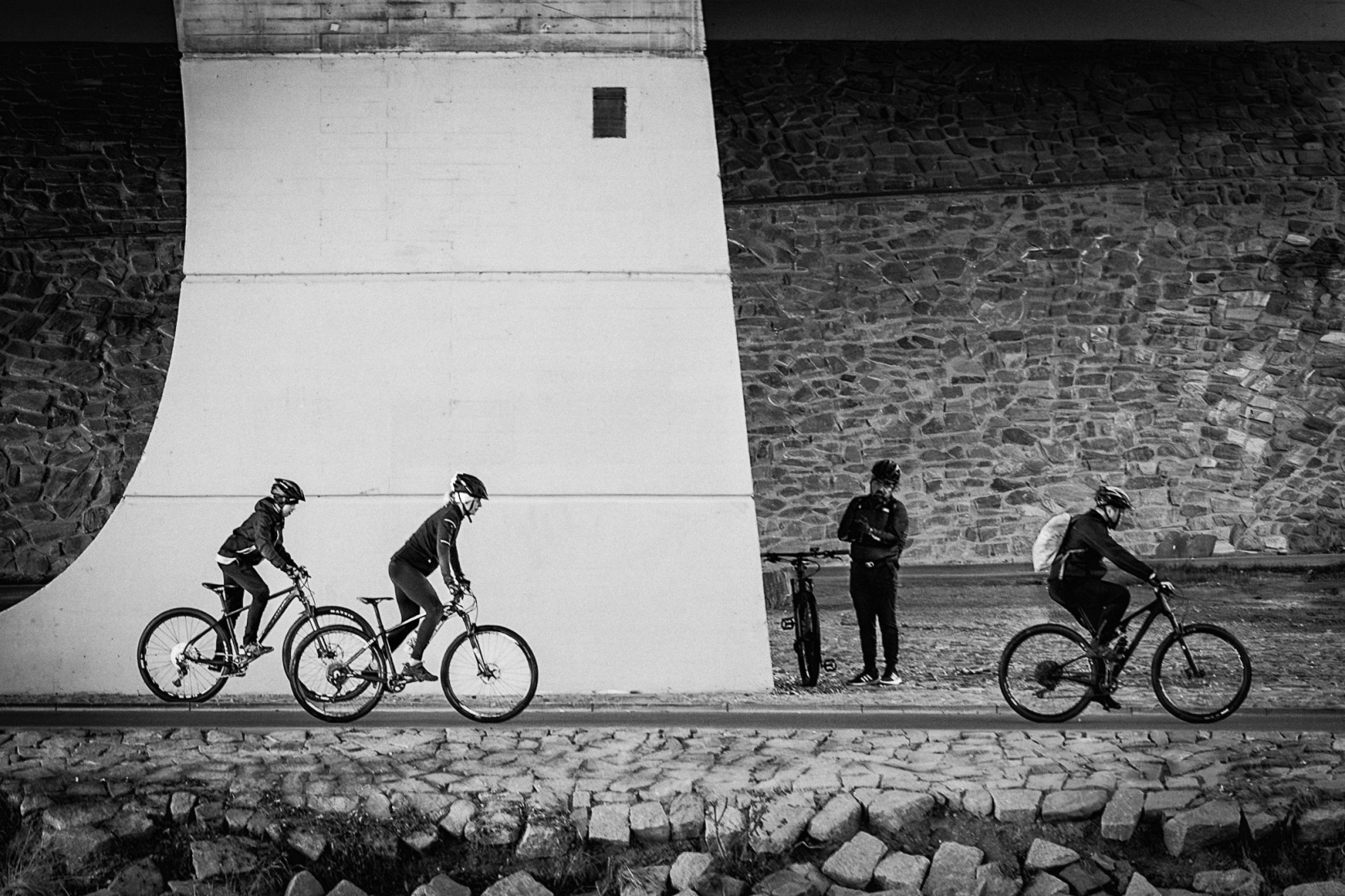 Cyklisté pod mostem