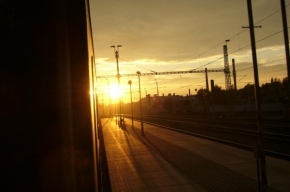 Světlo, stín a barva - Západ slunce nad nádražím