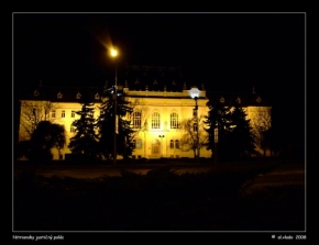 Zapomenutá krása staveb - Nitriansky justičný palác v noci