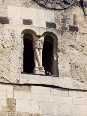 Zapomenutá krása staveb - Detail románského okna v Libčevsi na Lounsku