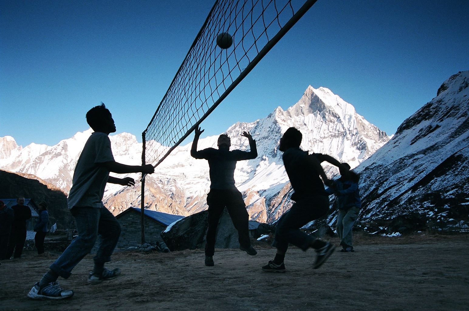 Volejbal v základním táboře pod Annapurnou, Nepál