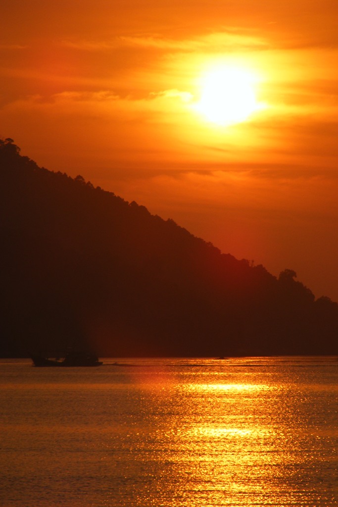 Západ slunce nad penangem - malaysia