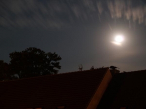 Světlo, stín a barva - Měsíc nad domem
