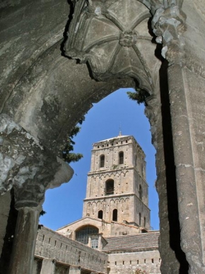 Danuše Navrátilová - Pohled na věž katedrály Saint Trophime z křížové chodby přilehlého kláštera
