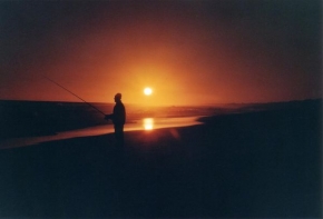 Večer a noc ve fotografii - čekající rybář