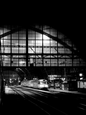 Světlo, stín a barva - Na pražském nádraží o půlnoci